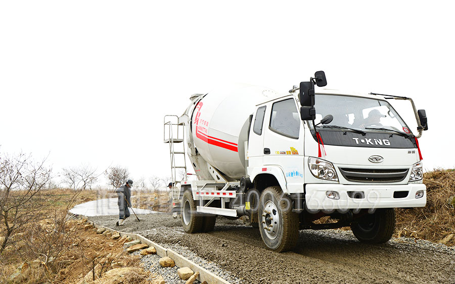 小搅拌车修建乡村公路