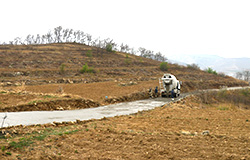 小搅拌车直接搅拌干料代替搅拌机修建村村通公路工程。